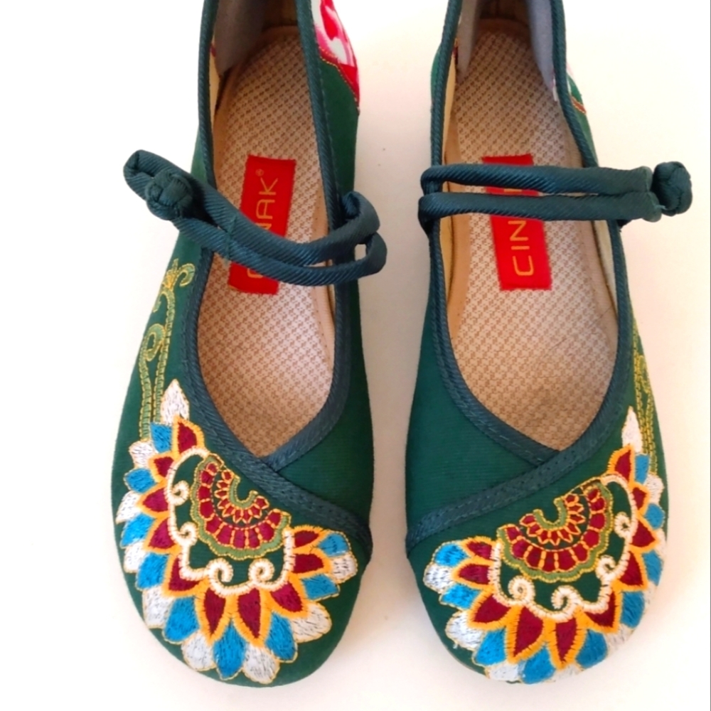 Cinak Green Red Embroidered Fabric Ballet Oriental Size 6.5